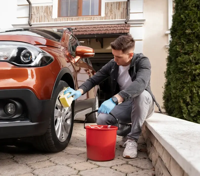 Lavage auto à domicile Auros : professionnel intervenant sur un véhicule